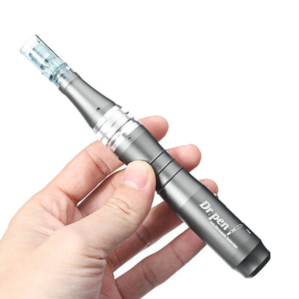 形状と大きさがわかる、片手で持ったDr. Pen M8本体